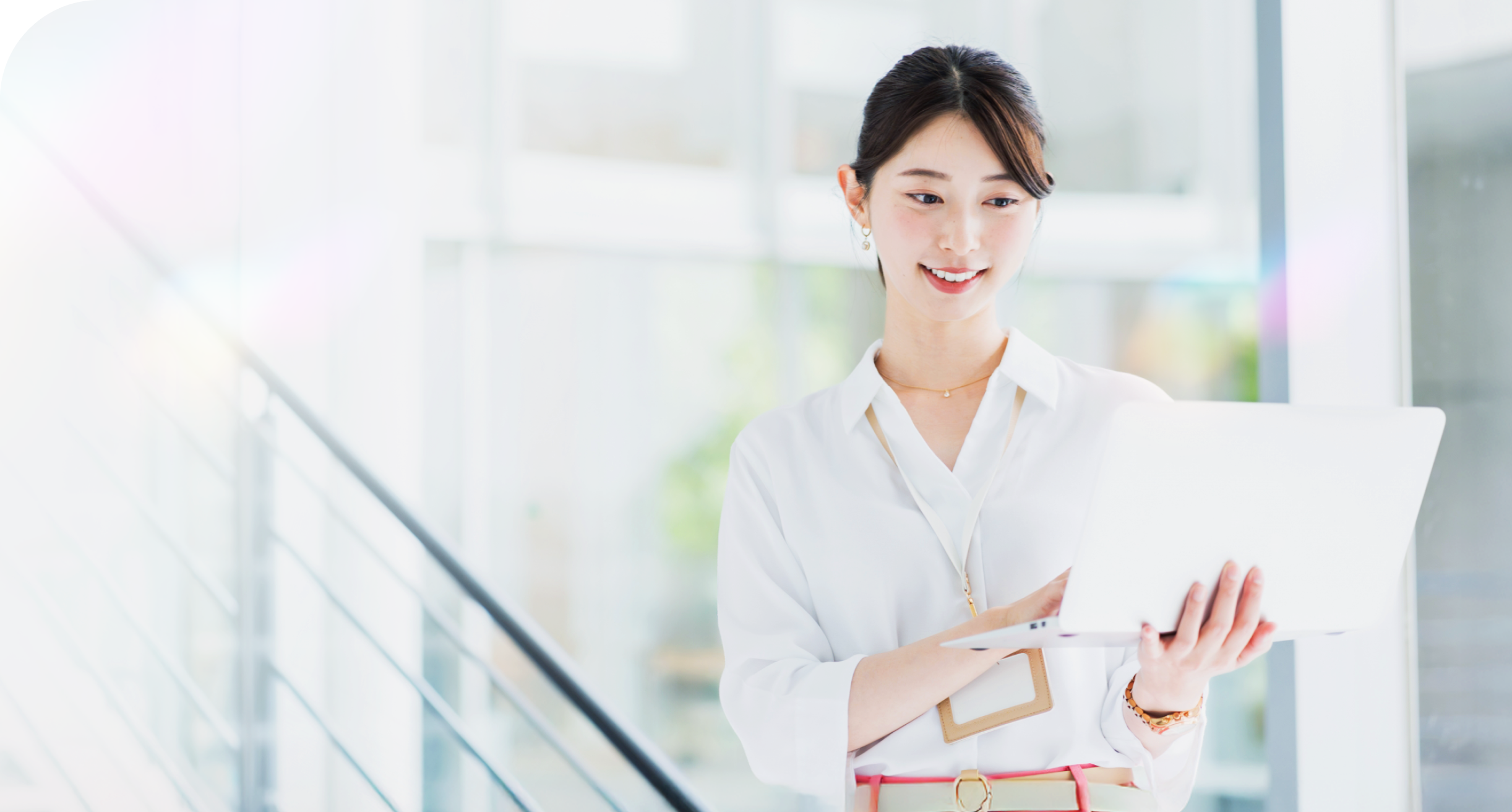 女性がノートパソコンを持っている